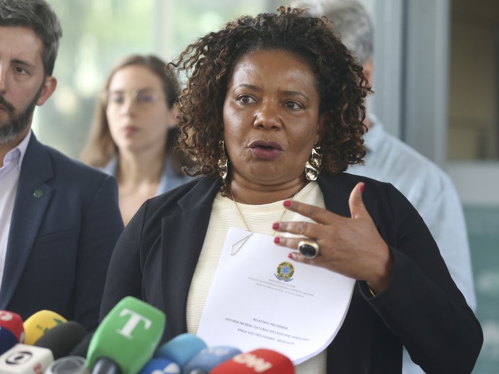 A ministra da Cultura, Margareth Menezes,fala à imprensa