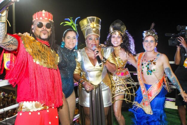 margareth-menezes-canta-fantasiada-de-farao-1707442851732_1920x1280