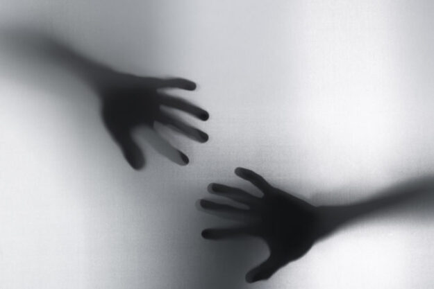 1OhbBP6y-terrifying-hands-silhouettes-studio-692×462